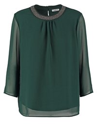 Blouse en chiffon vert foncé avec manches longues transparentes, devant plissé et encolure ronde ornée avec fermeture par bouton au dos.