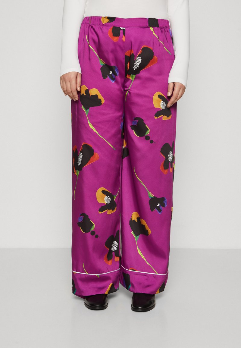 Μωβ σατέν παντελόνι φαρδιάς γραμμής με πολύχρωμα λουλουδάτα μοτίβα σε μαύρο, κίτρινο και πορτοκαλί. Διαθέτει ελαστική μέση και αντίθετη ρέουσα.