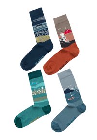 Fire par farverige sokker med design: marineblå med bølger, brun med et fyrtårn, teal med fugle og grå med en båd.