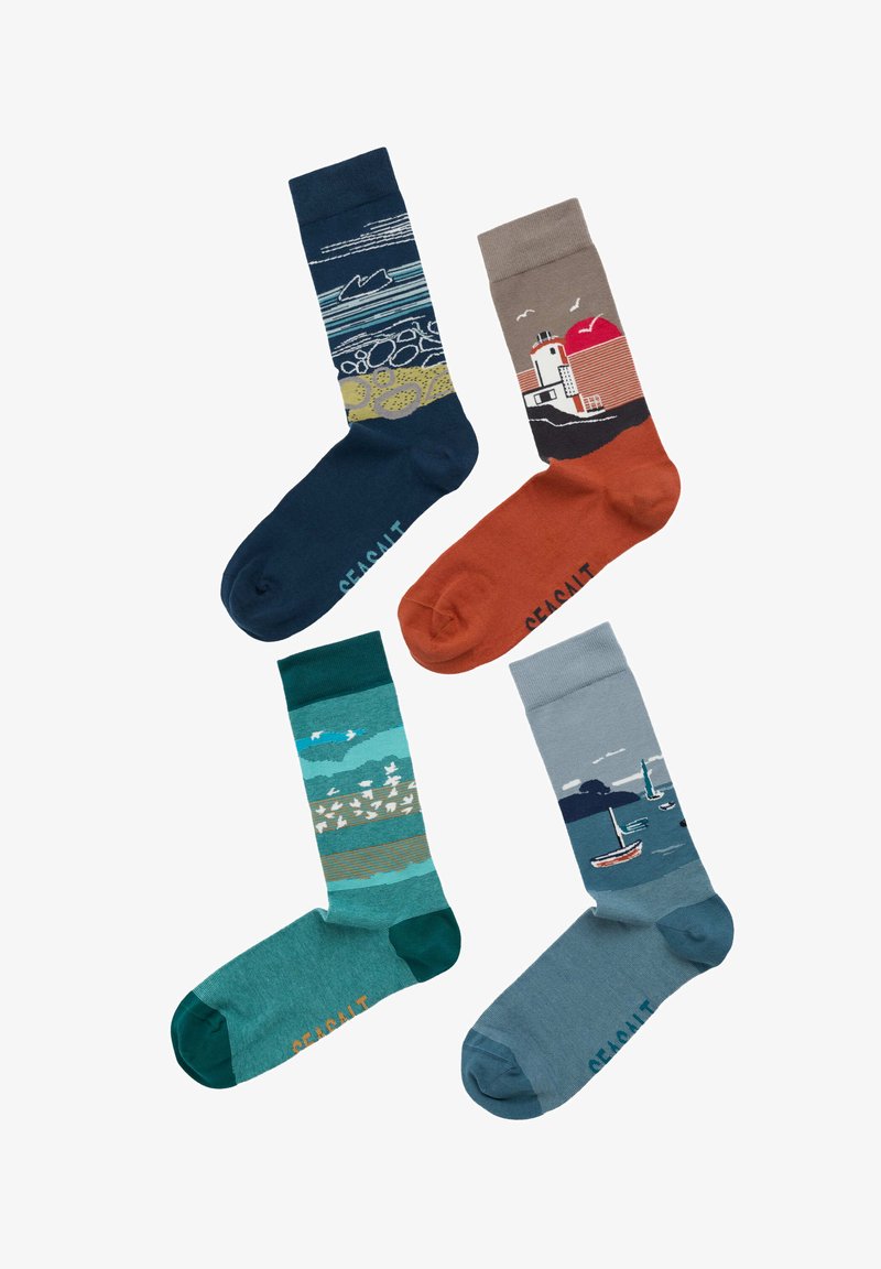 Fire par farverige sokker med design: marineblå med bølger, brun med et fyrtårn, teal med fugle og grå med en båd.