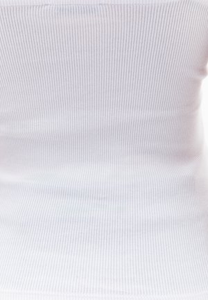 Biały, żebrowany top na ramiączkach, o dopasowanym kroju z cienkimi pionowymi paskami. Materiał wydaje się gładki i nieco elastyczny.