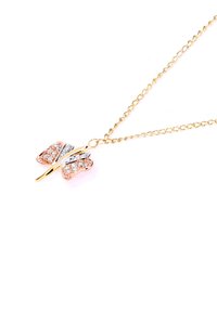 Collana dorata con pendente a farfalla, con accenti rosa e argento, strass sulle ali e una catena fine.