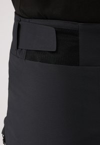 Zwarte stoffen rok met een gladde textuur, voorzien van een paneel sluiting en gaasdetail bij de tailleband. Op maat gemaakte pasvorm, minimalistisch ontwerp.