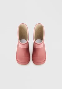 Stivali di gomma rosa con una finitura liscia, caratterizzati da un design semplice, taglio basso, punta arrotondata e suole testurizzate. Interno foderato per il comfort.