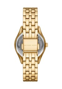 Złoty, połączony metalowy pasek do zegarka z zapięciem na złożenie, z wygrawerowanym napisem "Michael Kors", przedstawiający tylną stronę zegarka.