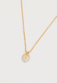 Κολιέ με μενταγιόν σε σχήμα καρδιάς, σε αποχρώσεις χρυσού και ασημί, διακοσμημένο με στρας, σε στριφτή χρυσή αλυσίδα.