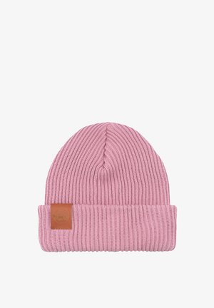 Ekskluzywna czapka z dzianiny w delikatnym różowym kolorze, z wyraźnym wzorem ściągacza i złożonym mankietem. Zawiera detal w postaci brązowej skórzanej naszywki na mankiecie.