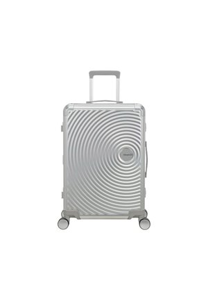 Valise rigide argentée avec texture en spirale, poignée rétractable et quatre roues pour une mobilité facile.