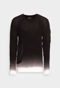 Manteau en tricot à manches longues en dégradé noir et blanc avec un motif texturé, présentant une poche latérale et des accents en tissu lisse.