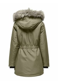 Parka vert olive avec taille ajustable à cordon de serrage, capuche doublée de fourrure et poignets noirs. Tissu lisse avec une finition légèrement brillante.