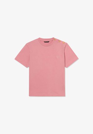 Różowy bawełniany t-shirt z krótkim rękawem, okrągłym dekoltem, trzema złotymi guzikami na lewym ramieniu oraz małym haftowanym logo na piersi.