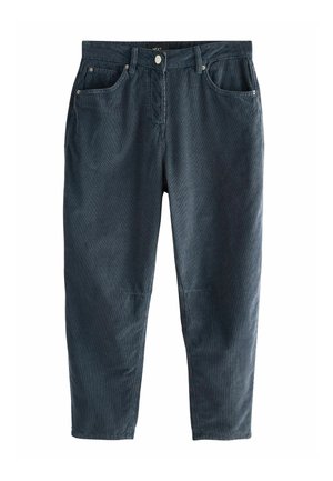 Pantaloni in corduroy blu scuro con cinque tasche, chiusura a bottone e gambe leggermente affusolate. Tessuto testurizzato con righe verticali.