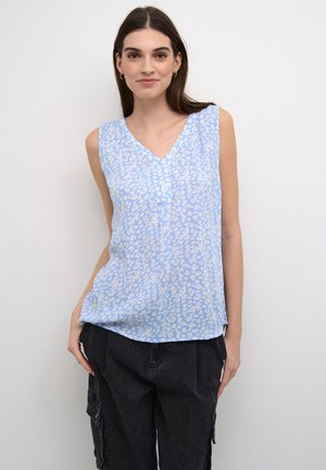 Débardeur bleu clair sans manches avec un col en V, présentant un motif floral en blanc et crème clair. Les matériaux semblent lisses avec une coupe décontractée.