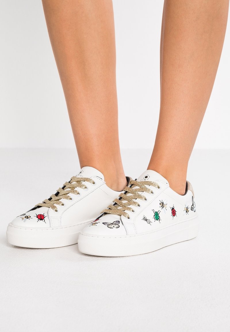 Bílé kožené tenisky s motivy hmyzu v červené, zelené a černé barvě, se zlatými tkaničkami a bílou platformovou podrážkou.