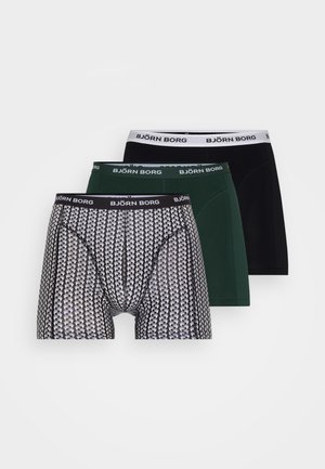Drei Paare Herrenboxershorts: eines mit einem schwarz-weißen Muster, eines einfarbig grün, eines einfarbig schwarz. Alle verfügen über einen elastischen Taillenbund mit Branding.