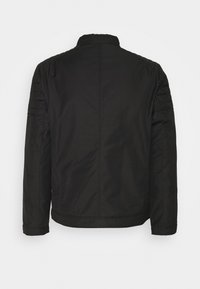 Schwarze Jacke mit hohem Kragen, gesteppter Schulterpartie und glatter Textur. Die Rückseite ist schlicht, ohne sichtbare Verschlüsse oder Verzierungen.