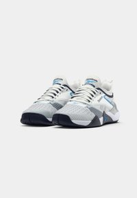 Adidași Reebok cu un partea superioară din plasă gri și albă, accente albastre, vârf rotunjit și talpă texturată. Include șireturi și un guler căptușit.
