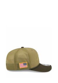 Khakifarbenes Cap mit Netzrücken, gebogenem Schirm, gestickten Akzenten und einem kleinen US-Flaggen-Patch. Glatte Oberflächenstruktur mit matter Oberfläche.