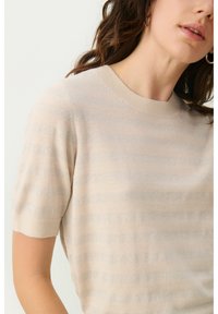 Part Two EVERLOTTA - T-shirts print - french oak silver stipe