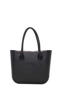 Zwarte tote bag met een gladde, matte afwerking, verlengde handvatten en een zachte, contrasterende binnenvoering. Voorzien van een logo dat op de voorkant is geperst.