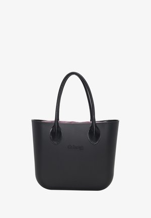 Borsa tote nera con finitura liscia e opaca, manici allungati e un morbido rivestimento interno a contrasto. Presenta il logo impresso sul fronte.