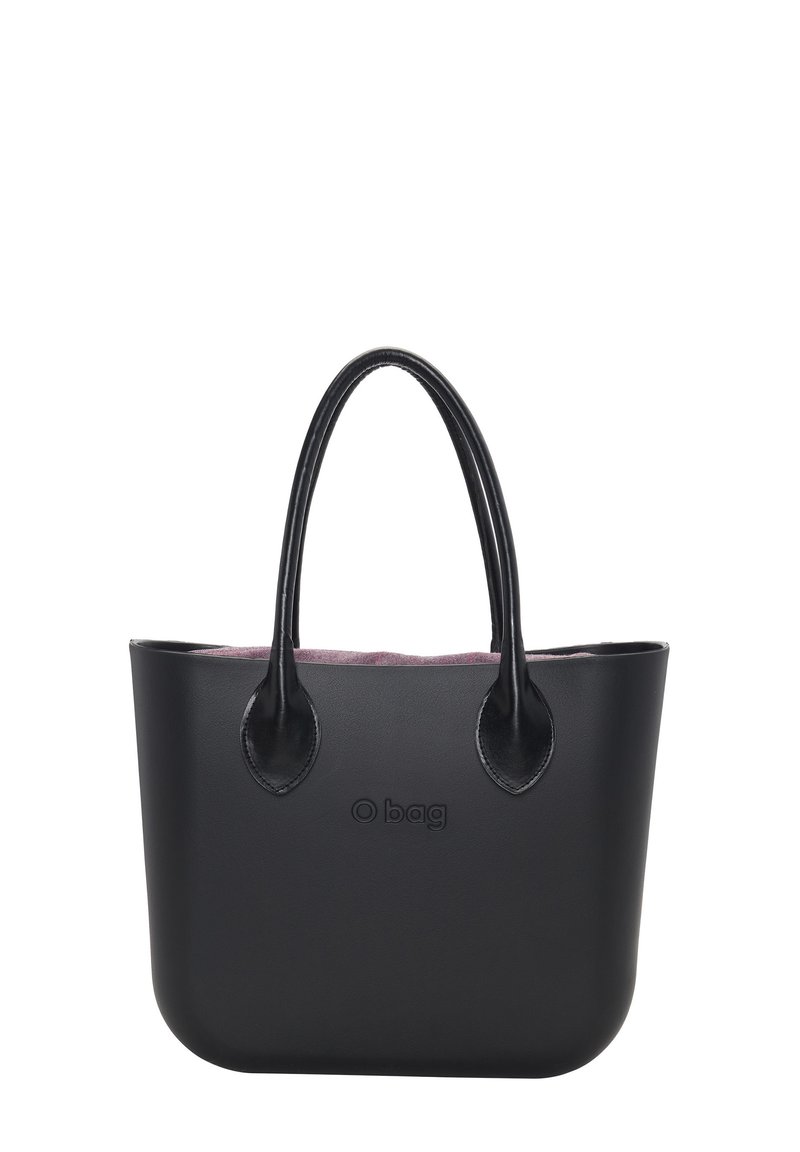 Zwarte tote bag met een gladde, matte afwerking, verlengde handvatten en een zachte, contrasterende binnenvoering. Voorzien van een logo dat op de voorkant is geperst.