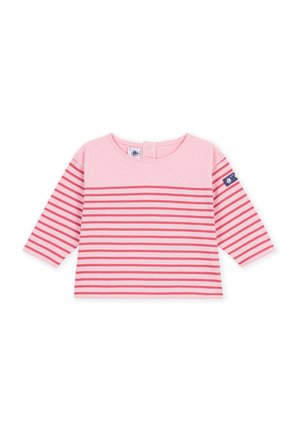 Maglietta rosa a maniche lunghe per bambini con righe rosse orizzontali e una piccola toppa con logo blu sulla manica sinistra.