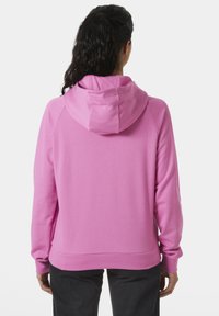 Sudadera con capucha rosa, con un bolsillo tipo canguro, puños acanalados y capucha con cordón. Hecha de una tela suave, presenta un corte holgado y una textura lisa.