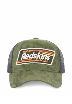 Casquette de baseball en daim vert olive avec côtés en mesh noir et écusson "Motors Redskins Racing" blanc, orange et rouge sur le devant.