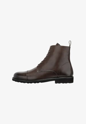 Donkerbruine leren enkellaars met veters, cap-toe, aantreklusje bij de hiel en zwarte rubberen zool met profiel.