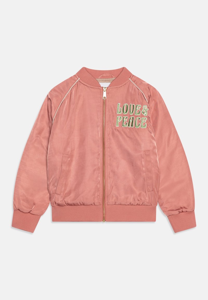 Veste bomber rose en tissu lisse, avec une fermeture éclair dorée, des poignets et un ourlet côtelés, et une broderie "LOVE & PEACE" en vert sur le côté gauche de la poitrine.