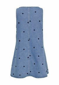 Robe en denim bleu clair sans manches avec jupe évasée, décorée de petits cœurs brodés bleu foncé répartis uniformément.