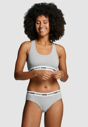 Grau Sport-BH und passende Unterwäsche mit schwarzem PUMA-Logo-Band. Der Stoff wirkt glatt und elastisch und ist für Komfort ausgelegt.