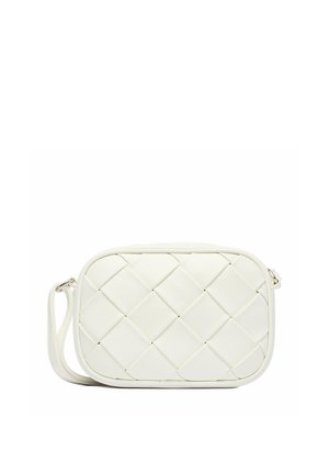 Malá bílá obdélníková kabelka přes rameno s prošívaným vzorem ve tvaru diamantů a nastavitelným popruhem na bílém pozadí.