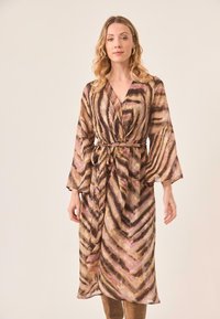 Vestido envolvente de tela ligera y transparente con un patrón de rayas en marrón, rosa y dorado, con mangas acampanadas y un cinturón en la cintura.