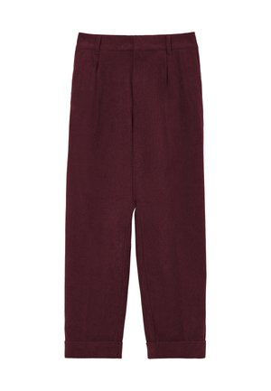 Pantalon en velours côtelé bordeaux à coupe droite, avec des plis avant et des poignets retroussés pour un look structuré. Texture lisse avec des nervures visibles.