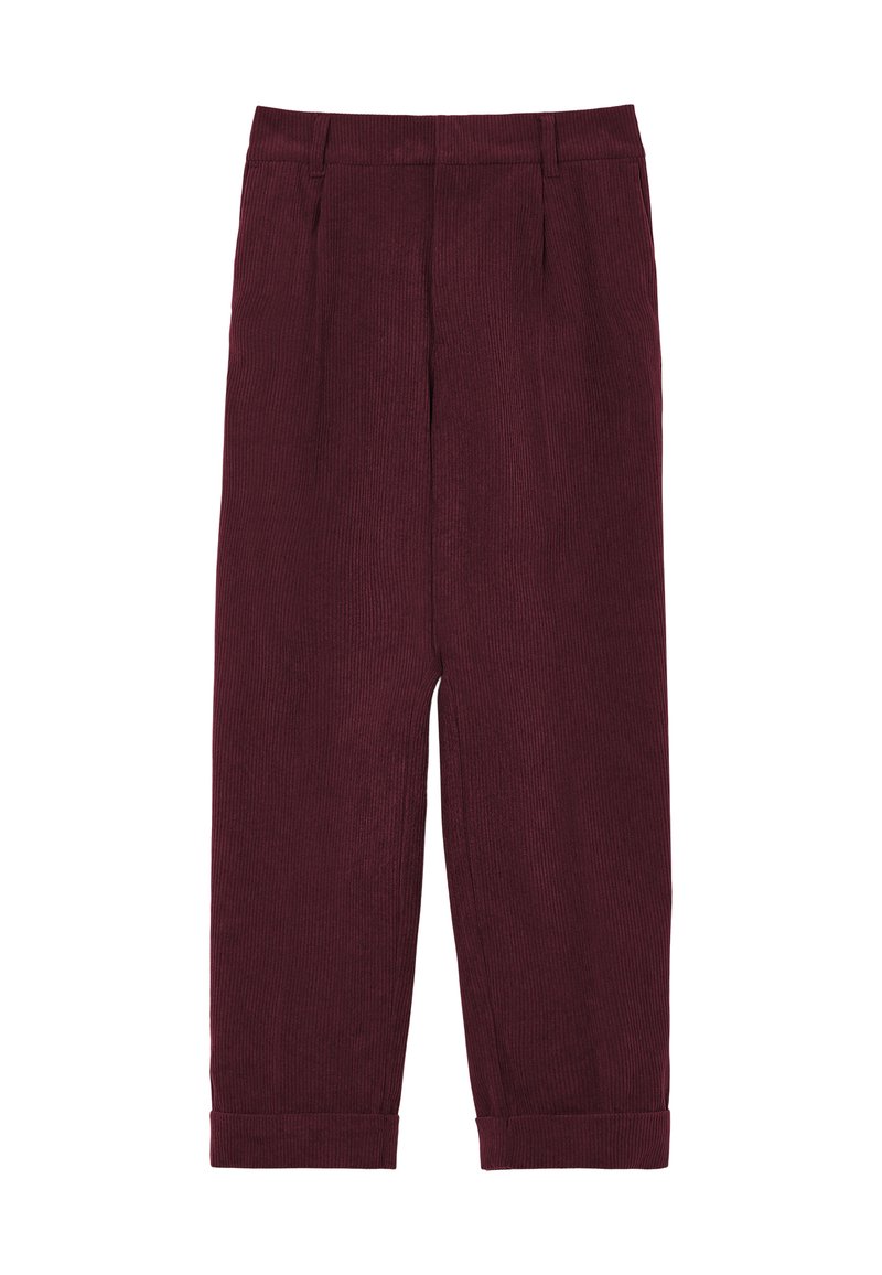 Pantalon en velours côtelé bordeaux à coupe droite, avec des plis avant et des poignets retroussés pour un look structuré. Texture lisse avec des nervures visibles.