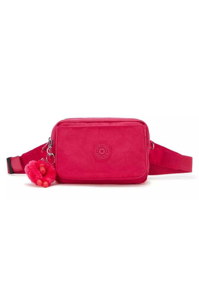 Sac banane en nylon fuchsia de forme rectangulaire, fermeture zippée, écusson logo et porte-clés peluche singe détachable. Sangle ajustable incluse.