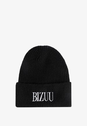 Zwart gebreide beanie met omgeslagen rand en "BIZUU" in het wit geborduurd. De textuur is geribbeld, wat zorgt voor rekbaarheid en warmte.