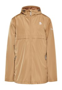 Chaqueta impermeable marrón claro con capucha, cremallera frontal completa, dos bolsillos laterales con cremallera y un logo en el pecho y la manga. Textura suave.