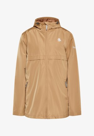 Jasnobrązowa wodoodporna kurtka z kapturem, z pełnym zamkiem z przodu, dwoma ukośnymi kieszeniami na zamek oraz logo na klatce piersiowej i rękawie. Gładka faktura.