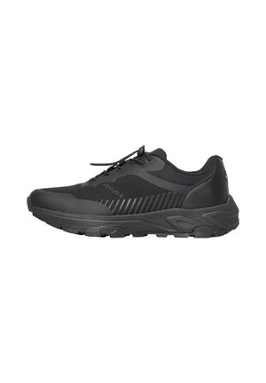 Zwarte veter-atletsneaker met gestructureerde zool, mesh bovenwerk en een subtiel gestreept ontwerp langs de zijkant.