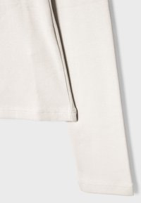 Camicia a maniche lunghe grigia chiaro con una texture liscia, caratterizzata da un collo rotondo e cuciture ordinate sul orlo e le maniche.