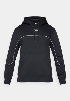 Svart hettegenser med en frontlomme, hvit piping langs brystet, justerbar snorhette og et sirkulært logo på øvre venstre side.