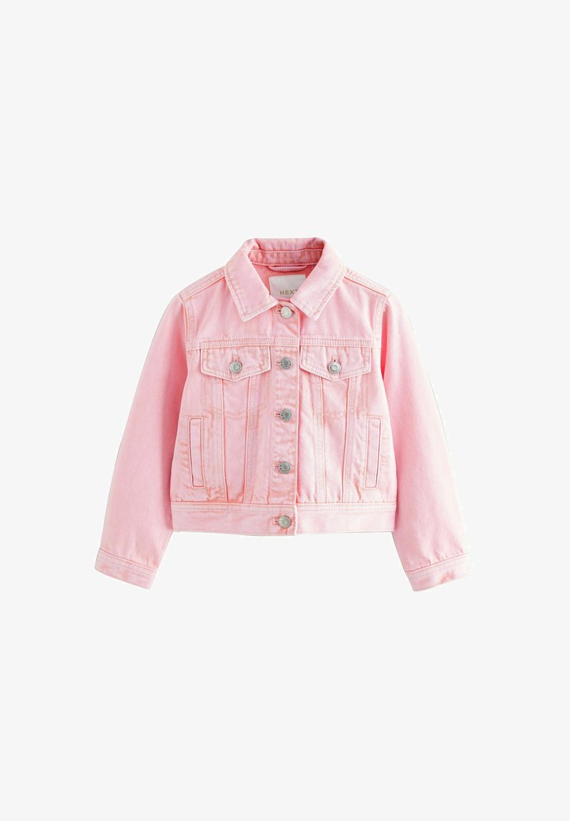 Chaqueta de denim rosa con dos bolsillos en el pecho, botones plateados y un diseño cortado. Presenta acentos de costura y un cuello clásico.