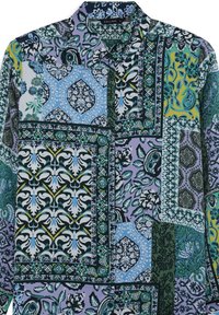 Multicolore Hemdbluse mit aufwendigen Blumen- und geometrischen Mustern in Blau-, Grün- und Lilatönen sowie einem Kragen.