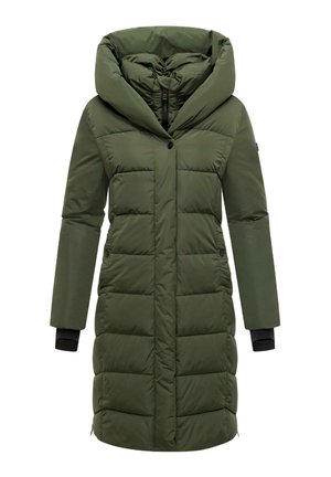 Olive zaļš pūkains mētelis ar lielu kapuci, priekšpuses pogu aizdari, sānu kabatām un kontrastējošiem melniem aprocēm. Kvadrātveida dizains nodrošina siltumu.