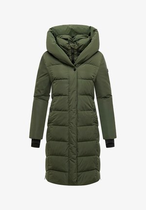 Olive zaļš pūkains mētelis ar lielu kapuci, priekšpuses pogu aizdari, sānu kabatām un kontrastējošiem melniem aprocēm. Kvadrātveida dizains nodrošina siltumu.