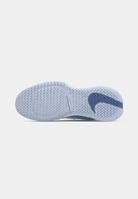 Sola de sapatilha azul claro com um padrão texturizado e um acabamento azul escuro, apresentando um design de swoosh para maior aderência e flexibilidade.