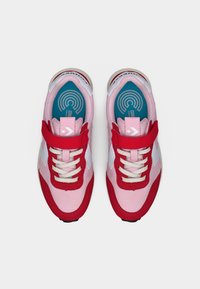 Παιδικά αθλητικά παπούτσια σε ροζ και κόκκινο με άσπρα κορδόνια και ιμάντα με βέλκρο, από πάνω σε λευκό φόντο.